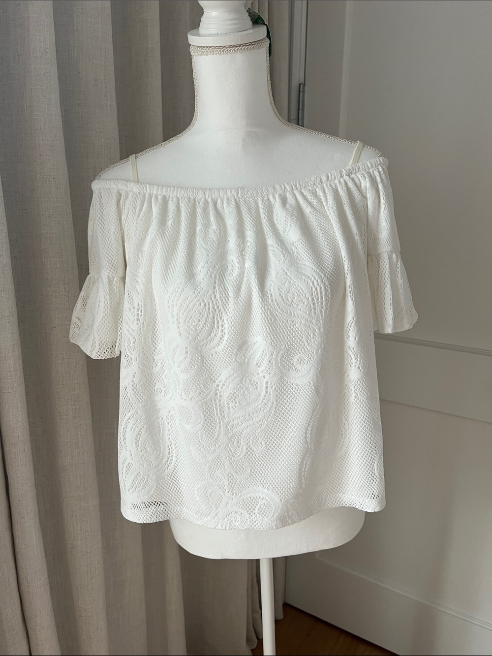 Lilly Pulitzer White Off-Shoulder Lace Lined Top